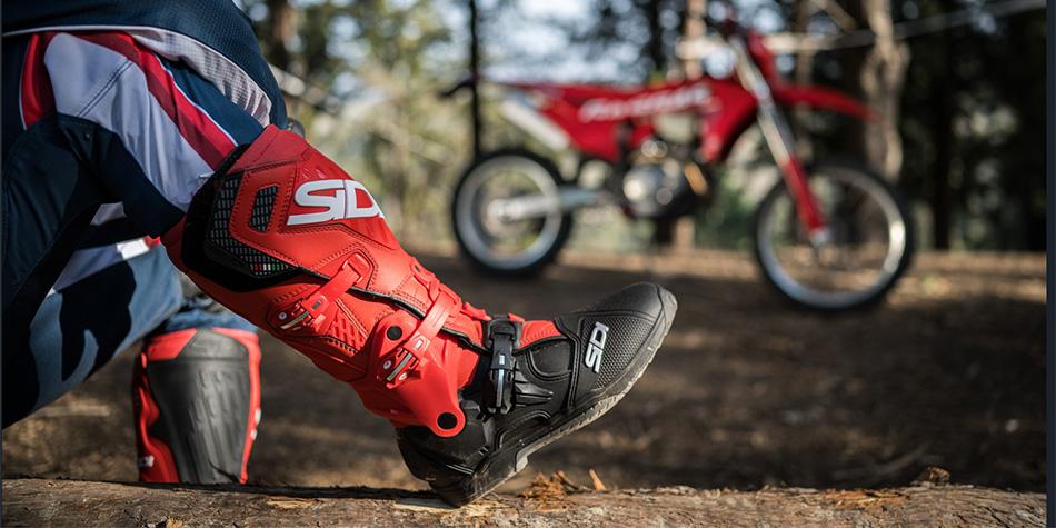 Ensimmäistä kertaa asfalttien ulkopuolella: Miten valita enduro-kengät ja suojat
